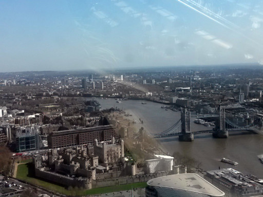 Sguardo verso al Tower Bridge e Canary Wharf dallo Sky Garden