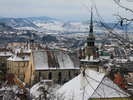 Sighisoara vista dall'alto; la neve una costante quotidiana