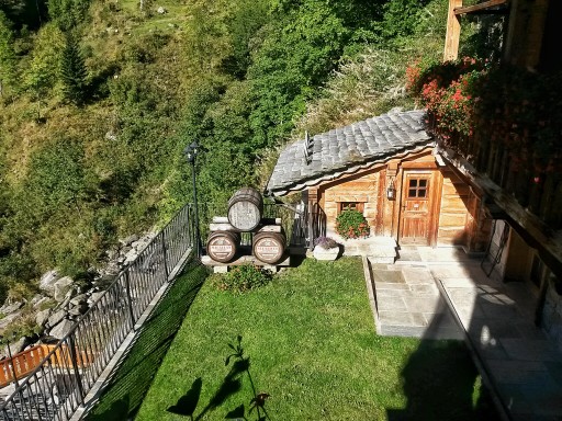 Da una delle camere del maestoso Laida Weg Experience Hotel ci si affaccia alla corte e alla montagna