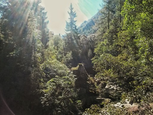 Un passaggio nel bosco in uscita dal paese Walser di Rima