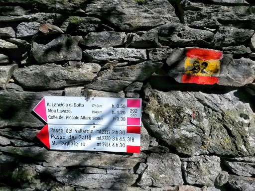 Segnali del CAI indicano percorsi di trekking più o meno impegnativi: ce n'è per tutti