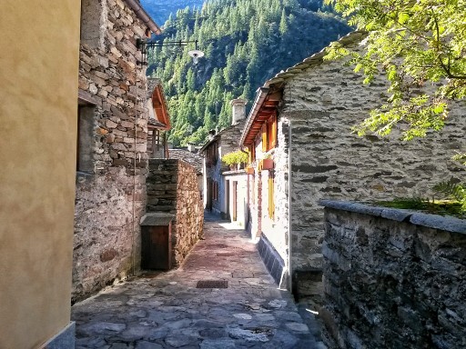 Una stradina antica diventa uno scorcio unico nel borgo pedonale di Rima San Giuseppe