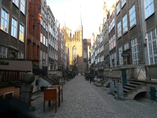 Strada Mariacka e la Basilica omonima sullo sfondo. Alcune bancarelle spuntano nonostante il freddo.