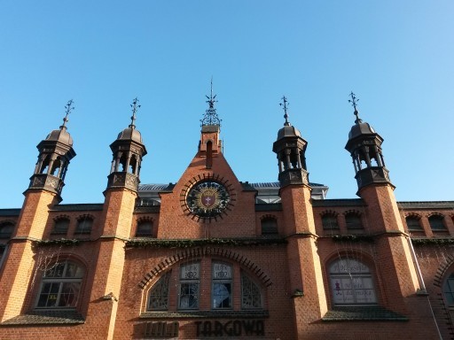 Hala Targowa significa Mercato Coperto. Questo edificio ha sicuramente un'architettura interessante