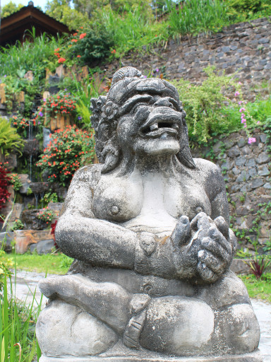 Una statua del giardino balinese del Guru Ratna Homestay