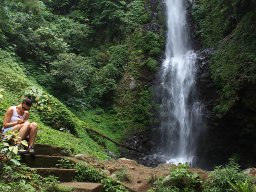 Cascate e foresta pluviale caratterizzano l'area di Munduk, dove fare trekking