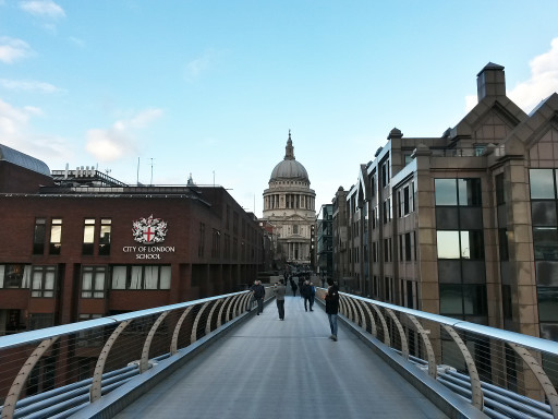 Vista sulla cattedrale di St. Paul dal pedonale Millennium Bridge