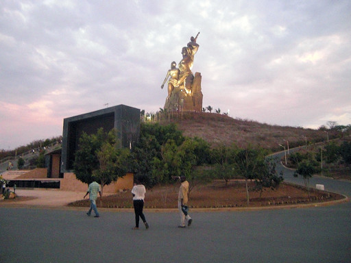 Ai piedi dell'enorme statua abbiamo ballato mischiandoci ai ragazzini energici come non mai!