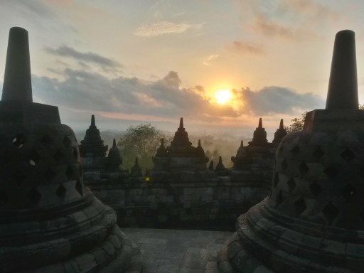 Un must: arrivare in tempo per godersi il sorgere del sole dall'alto del tempio di Borobudur