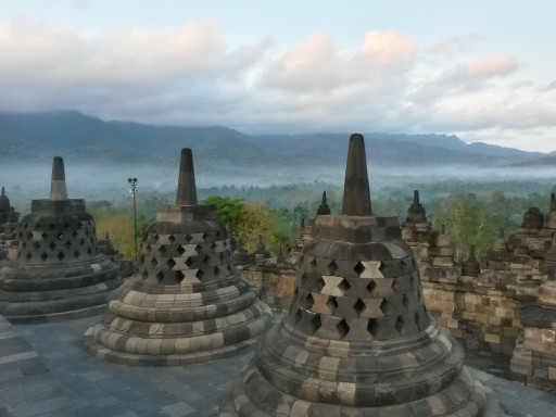 L'emblema di Java, il tempio buddista di Borobudur con le sue stupa