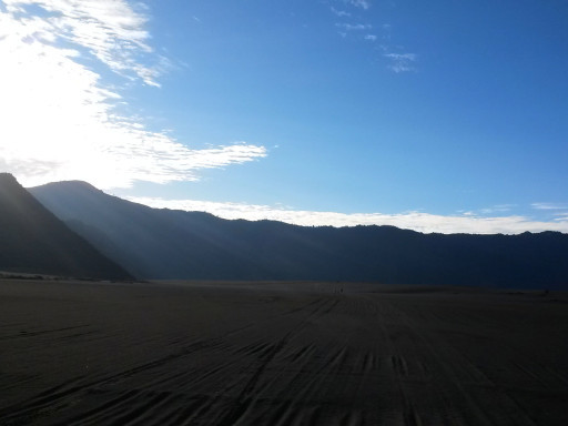 Il blu intenso del cielo javanese a contrasto con il nero del Whispering Desert