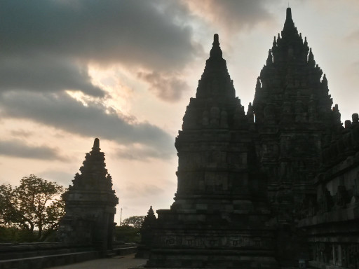 Di corsa e con i mezzi pubblici si può arrivare per il tardo pomeriggio a Prambanan e godersi il tramonto