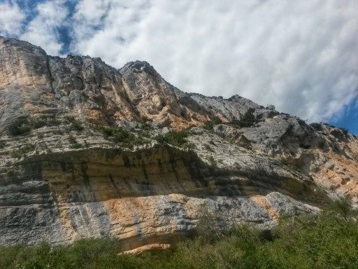 Pareti verticali, stratificazioni ferrose, gente che arrampica nel canyon d'Europa