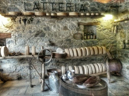 L'ingresso della Latteria di Chiuro ne racconta la storia e la produzione casearia d'eccellenza