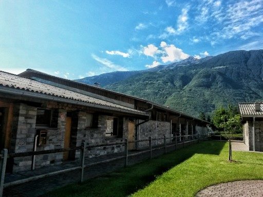 Gli esterni della tenuta La Fiorida sono ordinati e infiniti, è qui che si allevano le mucche e si coltivazione le erbe aromatiche