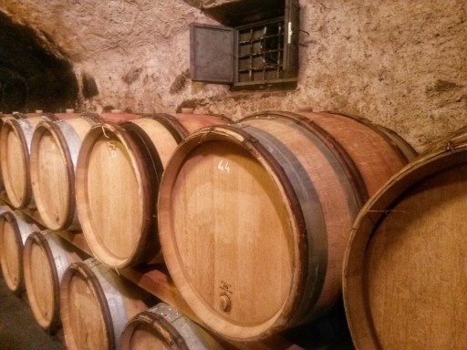 Il crotto di invecchiamento del vino rosso prodotto da Mamete Prevostini mantiene temperatura ideale per vini eccellenti