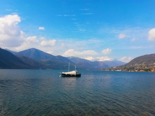 Il bellissimo lago d'Orta che si costeggia a inizio e fine trekking 