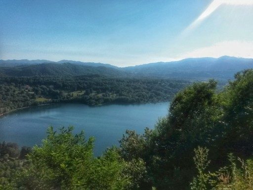 Vista sulla sponda sud, dove il lago si fa più grande e i colli più dolci