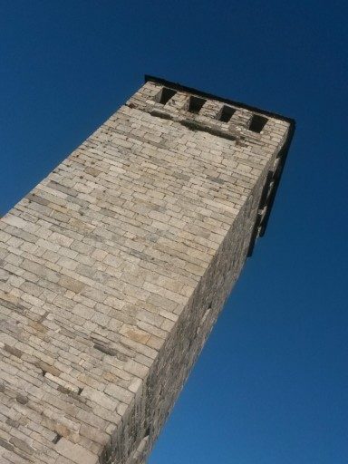 La torre vista dal basso, un pinnacolo molto alto di una fortezza che non c'è più